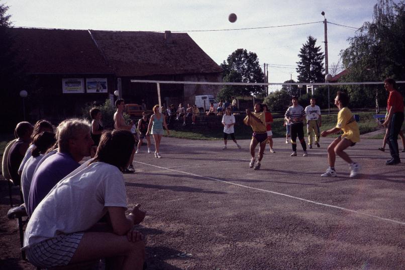 19910714volleyballlarivieredrugeon530format537x806.jpg